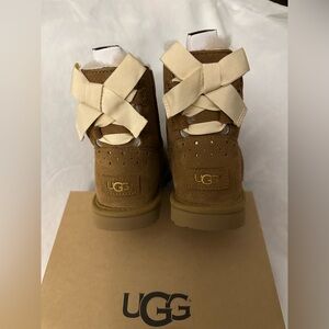 NIB UGG K DAE SUNSHINE Perf Boots NIB Big Kid 6 CHESTNUT